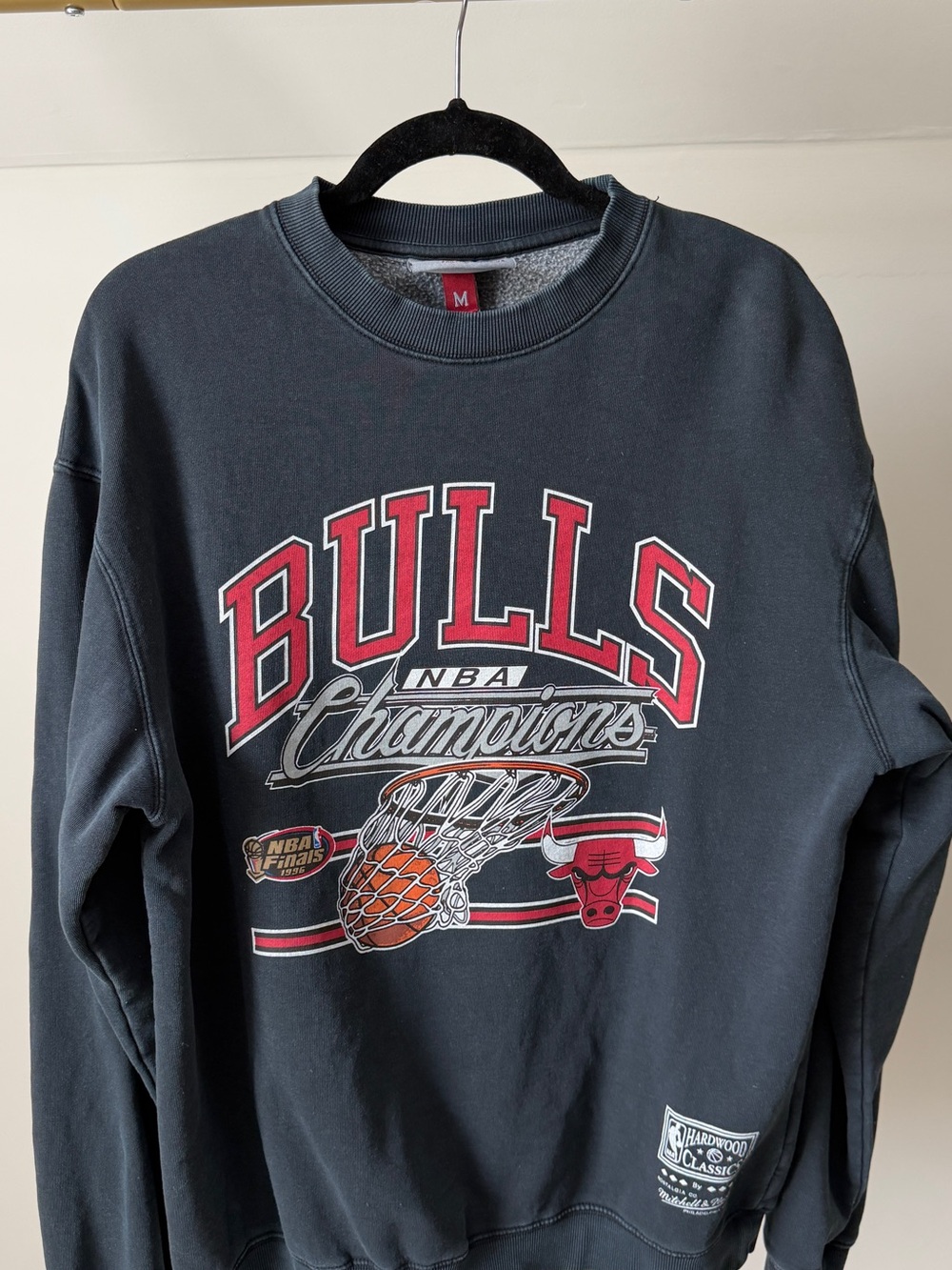 Culture Kings Mitchell & Ness Chicago Bulls Black and Red Crewneck Sz M